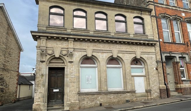 Prominent former Lloyds Bank in Bovey Tracey with Planning for Ground Floor Commercial and 2 Flats over
